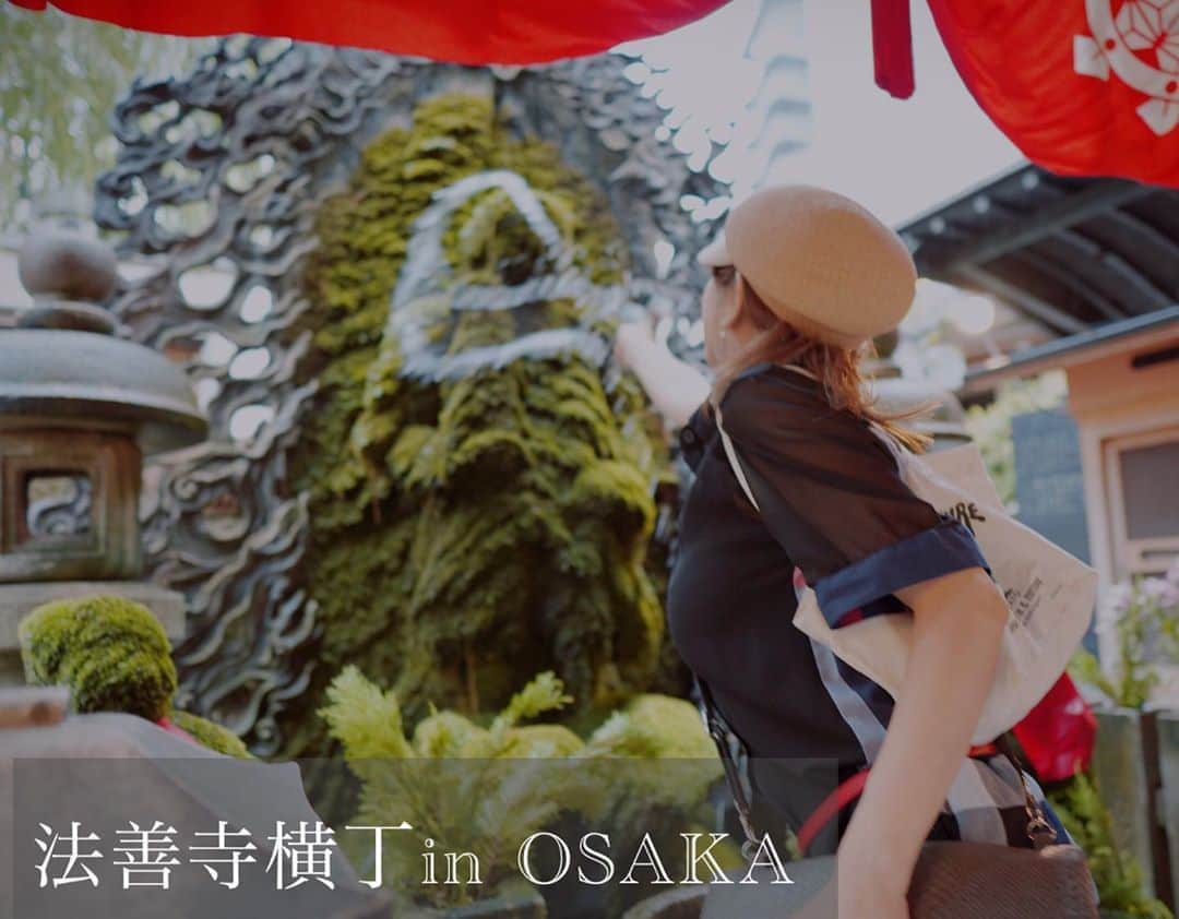 大山恵理乃さんのインスタグラム写真 - (大山恵理乃Instagram)「#女子旅 #大阪 #法善寺横丁﻿ ﻿ ﻿ 大阪を離れてからのほうが﻿ ここへは行きたくなる。﻿ ﻿ 騒がしい大阪ミナミの中心に﻿ 静かに鎮座する不動明王。﻿ ﻿ ﻿ ﻿ コケ地蔵への水掛け 何気に距離が絶妙に遠いから。 おもろいけどなそれも。　  お祭りの輪投げですかって﻿ 雑かよ その掛け方の勢い。って毎回なるから。﻿ ﻿ ﻿ 行ってみて﻿ やってみて﻿ うまく掛けられへんさかいに。　 ﻿ ﻿ ﻿ ﻿ ﻿ ﻿ (過去picです)﻿ #コケ地蔵 #不動明王 #苔地蔵 #夫婦善哉 #心斎橋 #法善寺 #難波  #일본 #오사카 #신사이바시 #호젠지요코초 #부동명왕 #오사카여행 #여행스타그램 #旅 #travel #난바  #japan #osaka #shinsaibashi  #hozenjiyokocho #namba #大山恵理乃」8月14日 3時29分 - erino_ohyama