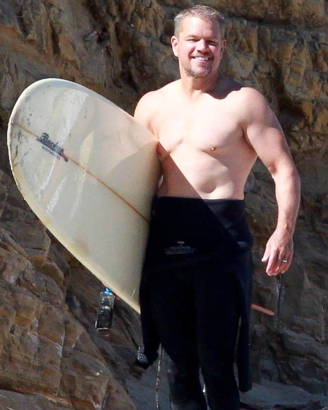 Just Jaredさんのインスタグラム写真 - (Just JaredInstagram)「Matt Damon gets in some beach time with his family during a hot summer day in Malibu! #MattDamon #Shirtless Photo: Backgrid」8月14日 3時25分 - justjared