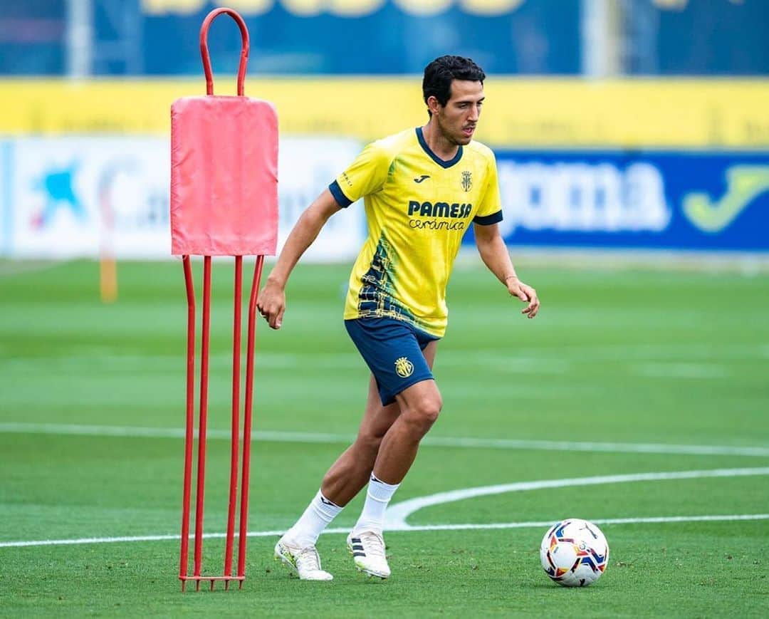 ダニエル・パレホのインスタグラム：「Working! 🟡⚽️💪🟡」