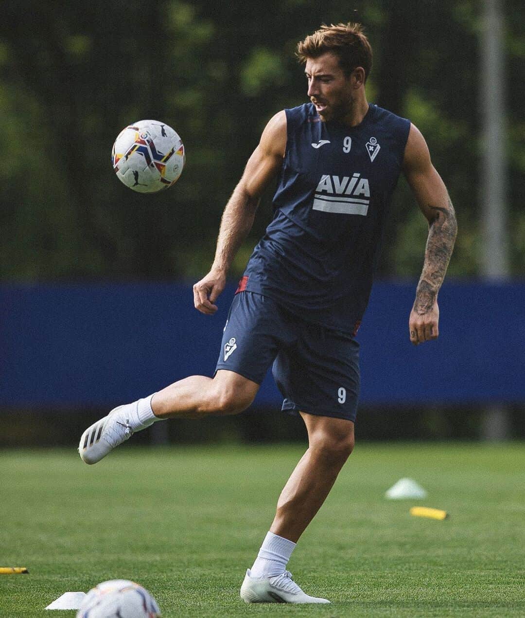 セルジ・エンリクのインスタグラム：「Empezamos con la misma ilusión del primer año,muchas ganas!!! A por la sexta temporada!  Vamos @sdeibar ♥️🤜🏽🤛🏽」