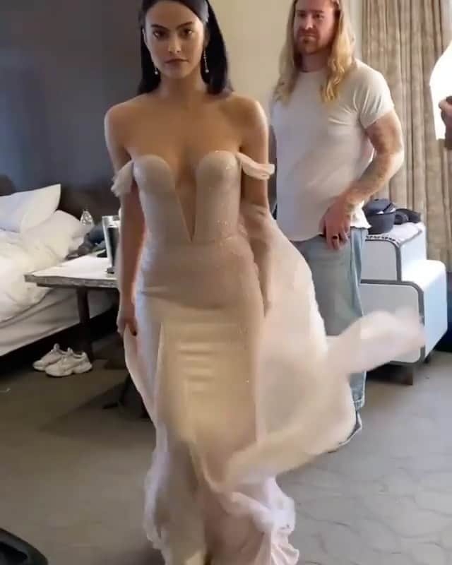 Bedroom diaryのインスタグラム：「We ❤️ a @camimendes moment. 📹 @camimendes / @chrishoran20」