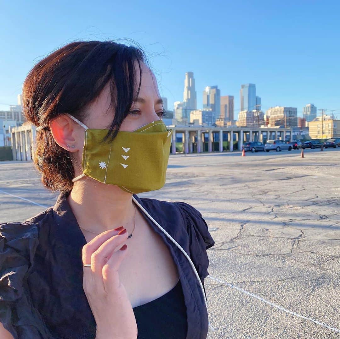 フリーディアのインスタグラム：「Friends! I am still making masks 😷 Since I received a few messages about being allergic to elastic I thought I would try to make an origami like mask that I use cotton rope or twill. DM me if you are interested 😷✨ * * 私はまだマスクを作っていますよ！ゴムのアレルギーがあるというメッセージをいくつか受け取ったので、綿のロープまたはツイルを使用して折り紙のようなマスクを作ってみようと思いました。 #masks #facemask #maskmaker #handmademasks #handmade #covid19 #coronavirus #staysafe #stayhealthy #マスク　#マスク手作り #friedia #friediamn」