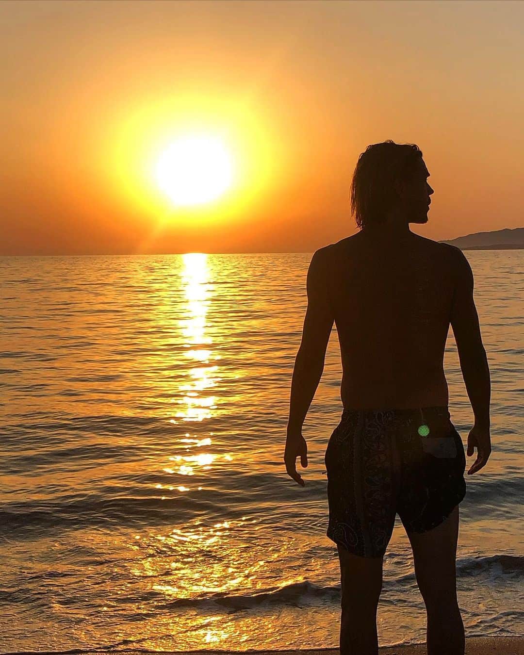 レネ・クルヒンのインスタグラム：「If Mars had water... #corse #sunset #amiribandana」