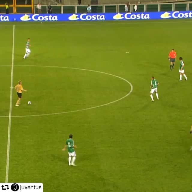 アレッサンドロ・デル・ピエロのインスタグラム：「“Quella coppia, quello scambio, quella maglia, quel tiro...” 🤪 #ADP10 @trezeguetofficial  . . #repost @juventus ・・・ 🌏 World class player + 🌏 World class finish = World class goal! 🌏  #TBT to this @alessandrodelpiero's screamer! 👅」