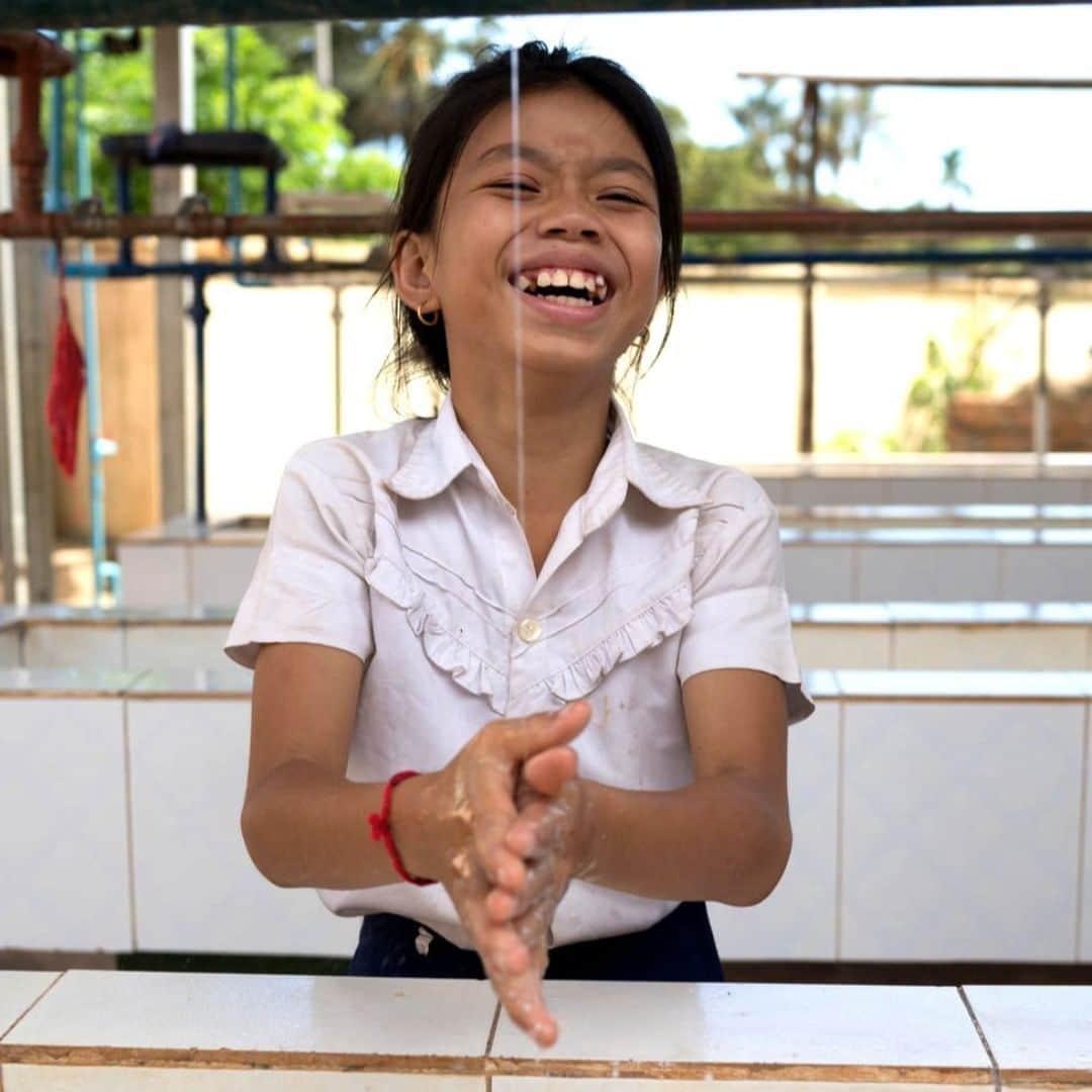 unicefさんのインスタグラム写真 - (unicefInstagram)「💧🤚💧🤚🏻💧🤚🏼💧🤚🏽💧🤚🏾💧🤚🏿   Clean.   Hands.   Save.   Lives.   2 in 5 schools around the world lacked basic handwashing facilities prior to the COVID-19 pandemic – we have to make hand hygiene a priority to keep children safe. #WASHinSchools  #SafeHands   © UNICEF/UN0225353/Brown」8月14日 3時55分 - unicef