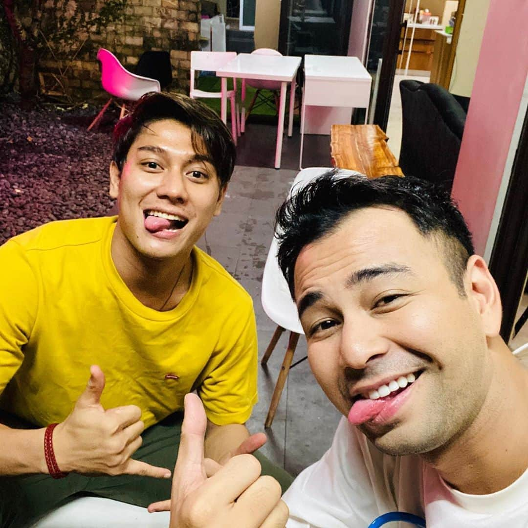 Raffi Ahmadさんのインスタグラム写真 - (Raffi AhmadInstagram)「QnA yukkkzzz samaaa Risssing Staarrr @rizkybillar !!! mau nanyaaa apaaaa ???」8月14日 3時49分 - raffinagita1717