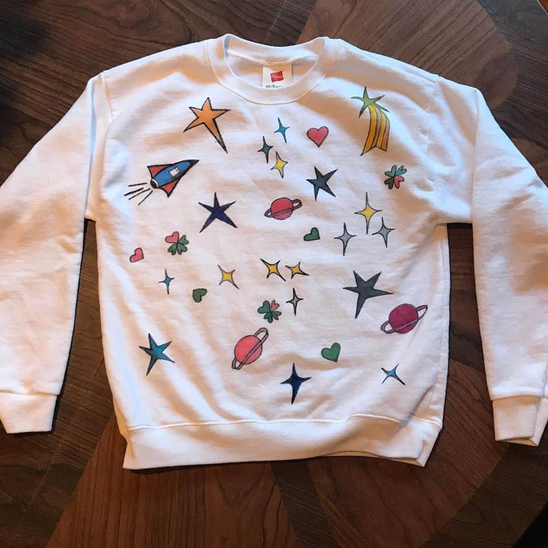 キルスティン・ダンストのインスタグラム：「My friend @observedbyme is an artist and does custom illustrations on vintage pieces for children and adults. DM her for one of a kind pieces! 🪐🌈🍎🌼🎨」