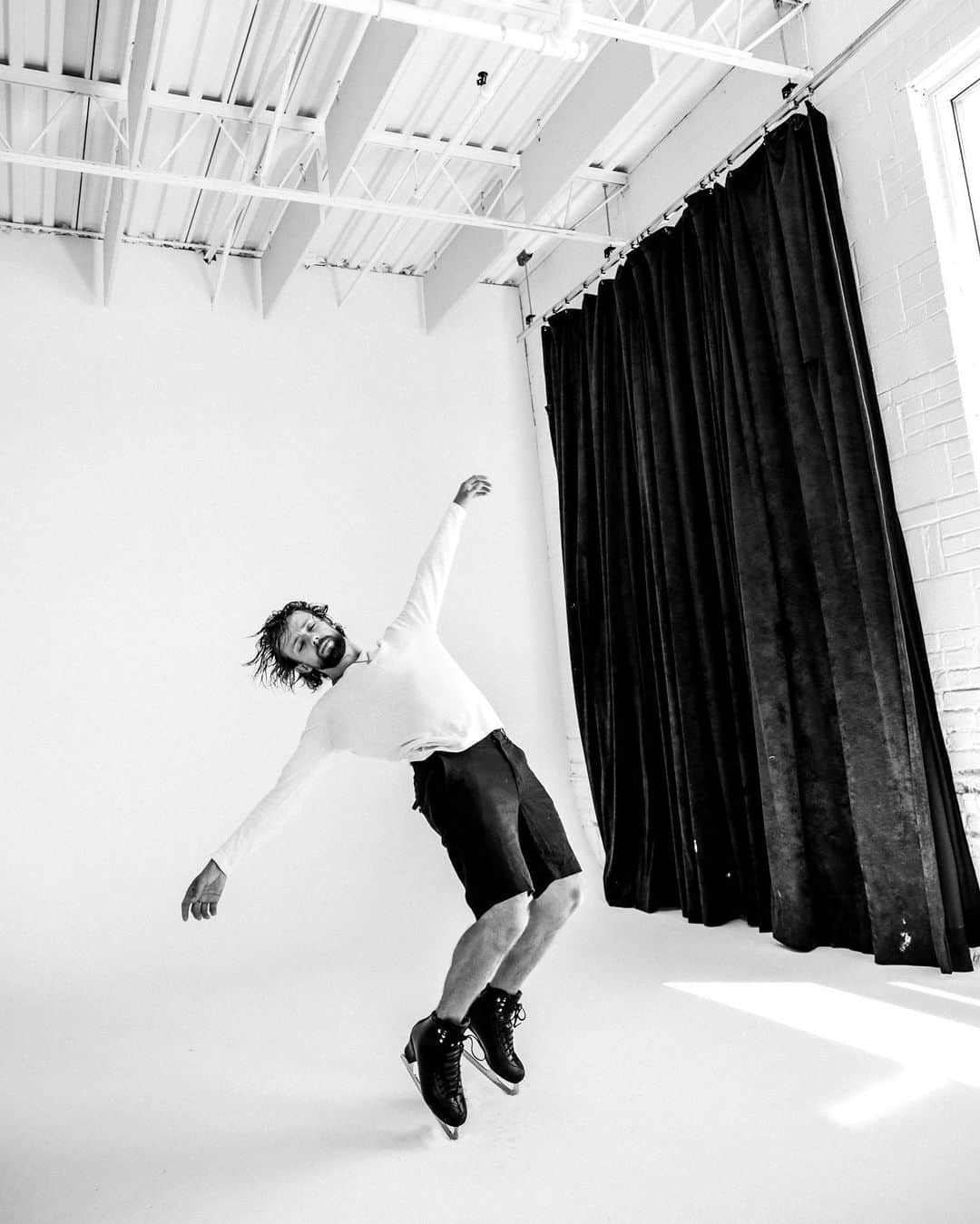 ジャン＝リュック・ベイカーのインスタグラム：「•daydreaming•   📷: @photographies_rosalieanne   #figureskating #teamusa #jeanlucbaker #mtl #mtlmoments #photography #respirer #soulmoments #movement」