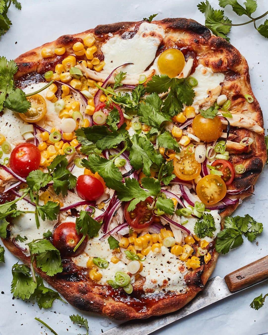 Gaby Dalkinさんのインスタグラム写真 - (Gaby DalkinInstagram)「If you’ve never grilled a pizza before, now is the time!! That crispy crust and gooey melted cheese is EVERYTHING! Grilled BBQ Chicken Pizza on the blog with all my tips and tricks for grilling pizzaaaaaaa! 🥰 https://whatsgabycooking.com/grilled-bbq-chicken-pizza/」8月14日 3時58分 - whatsgabycookin