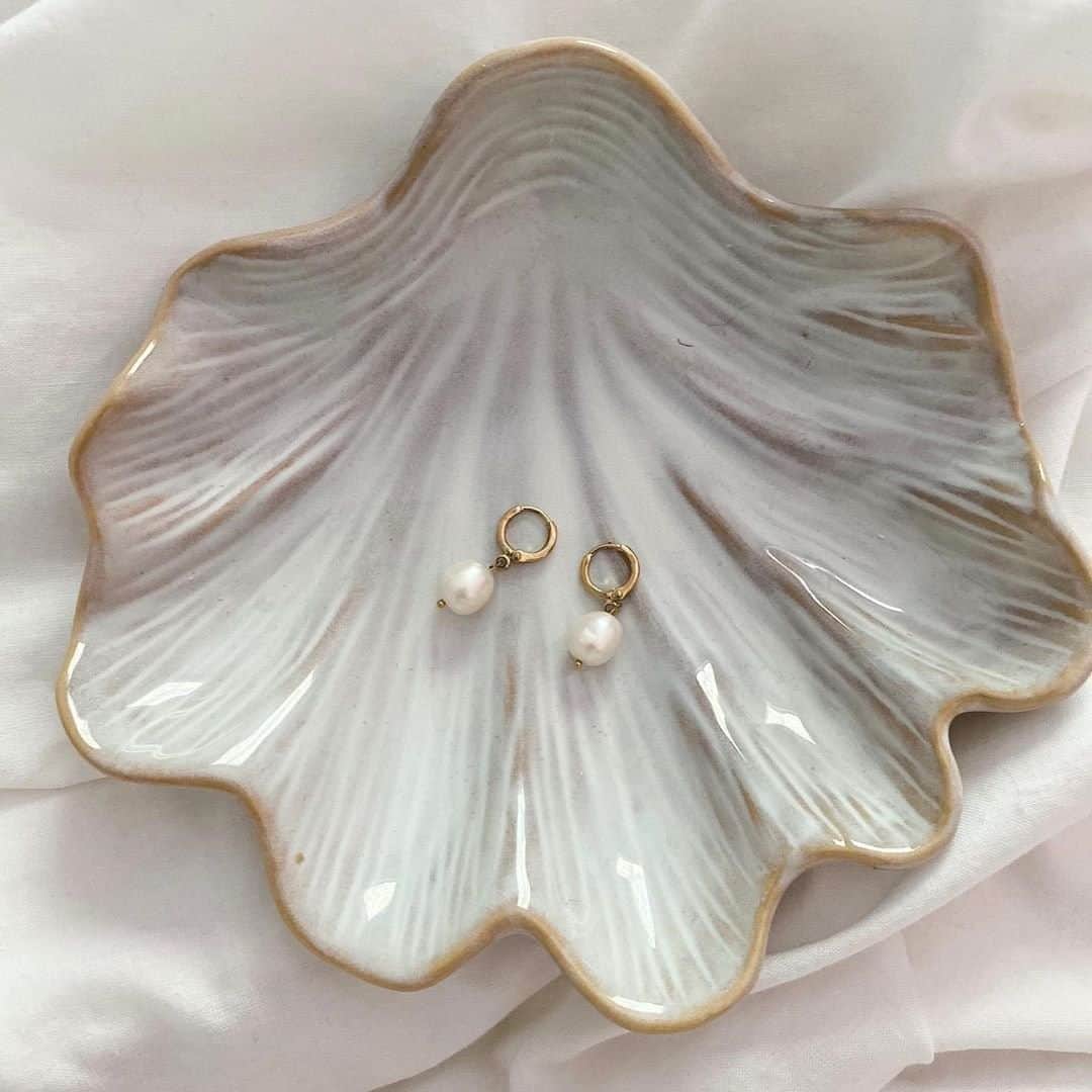 アクセサライズのインスタグラム：「The pearl-fect pair 🤍  📷 : @emmalloyd  Tap the link in our bio to shop #Accessorize #Accessorizer」