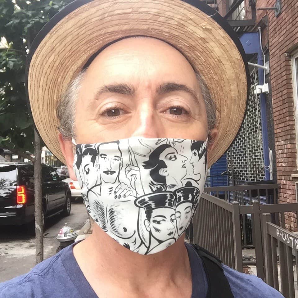 アラン・カミングさんのインスタグラム写真 - (アラン・カミングInstagram)「I wear this to protect you. Show me your mask! #HeroesWearMasks」8月14日 4時06分 - alancummingreally