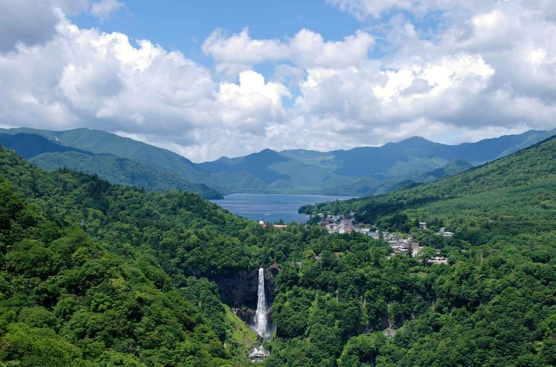 TOBU RAILWAY（東武鉄道）さんのインスタグラム写真 - (TOBU RAILWAY（東武鉄道）Instagram)「. . 🚩Akechidaira Observatory deck - Nikko,Tochigi . . [Enjoy a panoramic view of Oku-Nikko from Akechidaira Observatory!] . Akechidaira Observatory is an observation deck located on the Iroha slope from Nikko's urban area to Oku-Nikko. You can go up to the observation deck by ropeway. From there, you can enjoy a panoramic view of Oku-Nikko's representative sights such as Mt. Nantai, Kegon Falls, and Lake Chuzenji. The scenery is completely different depending on the four seasons, so you can enjoy it all season.If you show the NIKKO PASS ALL AREA, you can ride the Akechidaira Ropeway at no additional charge. . . #tochigi #nikko  #lakechuzenji #mountnantai #okunikko #akechidairaropeway #akechidairaobservatory  #akechidaira #japantrip #travelgram #tobujapantrip #unknownjapan #jp_gallery #visitjapan #japan_of_insta #art_of_japan #instatravel #japan #instagood #travel_japan #exoloretheworld #ig_japan #explorejapan #travelinjapan #beautifuldestinations #toburailway #japan_vacations #nikko_japan #visituslater #nexttripdestination」8月14日 15時00分 - tobu_japan_trip