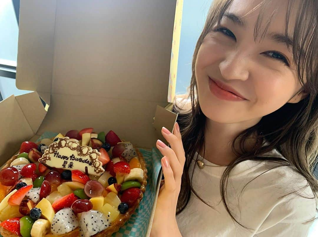 上西星来さんのインスタグラム写真 - (上西星来Instagram)「﻿ 今日で24歳になりました！﻿ 誕生日メッセージや画像や動画を作ってくださり本当に嬉しいです🥺💗﻿ ありがとうございます！！！🙏🏻﻿ ﻿ 23歳までは自分自身の嫌な部分や技量が足りないところばかり見つけて、自信をなくすことが何度かありました。﻿ 自分の中で溺れてもがいている感覚でした。﻿ ﻿ でも最近は自分自身を褒めてあげられることが少しだけ増えてきた気がします！﻿ 「自分にありがとう！」といえる感覚！﻿ ﻿ 感謝と追求心を忘れずにこれからも頑張ります！﻿ ﻿ みなさん、これからもよろしくお願いします😊﻿ ﻿ ケーキは先ほど大好きなRay(@ray.magazine )の皆さんからいただきましたっ✨﻿」8月14日 13時36分 - seira_jonishi_tpd