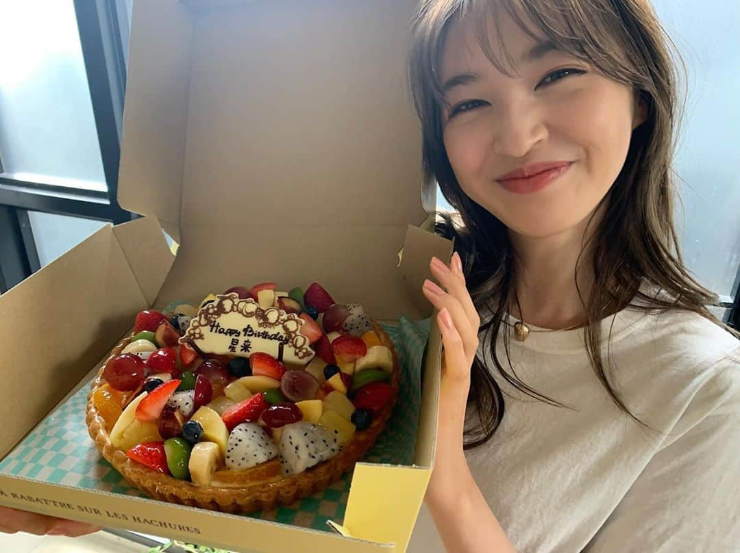 上西星来さんのインスタグラム写真 - (上西星来Instagram)「﻿ 今日で24歳になりました！﻿ 誕生日メッセージや画像や動画を作ってくださり本当に嬉しいです🥺💗﻿ ありがとうございます！！！🙏🏻﻿ ﻿ 23歳までは自分自身の嫌な部分や技量が足りないところばかり見つけて、自信をなくすことが何度かありました。﻿ 自分の中で溺れてもがいている感覚でした。﻿ ﻿ でも最近は自分自身を褒めてあげられることが少しだけ増えてきた気がします！﻿ 「自分にありがとう！」といえる感覚！﻿ ﻿ 感謝と追求心を忘れずにこれからも頑張ります！﻿ ﻿ みなさん、これからもよろしくお願いします😊﻿ ﻿ ケーキは先ほど大好きなRay(@ray.magazine )の皆さんからいただきましたっ✨﻿」8月14日 13時36分 - seira_jonishi_tpd