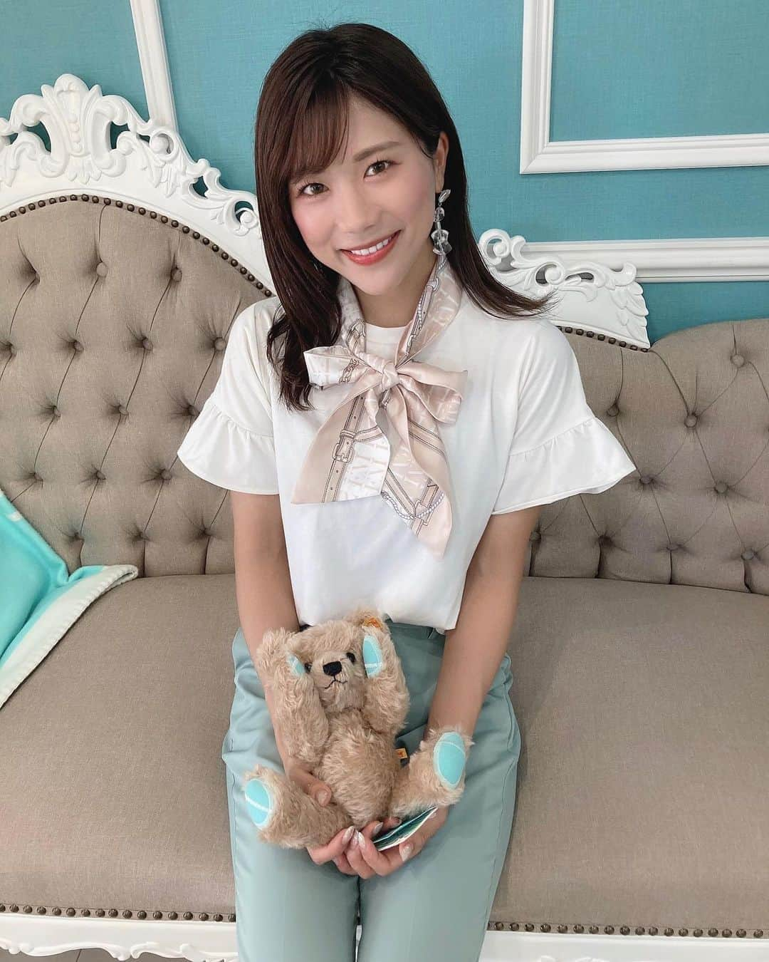 海江田麻貴さんのインスタグラム写真 - (海江田麻貴Instagram)「ㅤㅤㅤ  ㅤㅤㅤ 今月もお顔のメンテナンス行ってきた〜🦋💗 @the_venus_0168   ㅤㅤㅤ 毎回、施術直後から顔の大きさひとまわりちっちゃく、 フェイスラインシャープになる😳ほんまに🌹 即効性高いから直近に大事な撮影があったりする時 いつも駆け込ませてもらってる、、☺️🙇‍♀️💓  ㅤㅤㅤ 半年以上通っててフェイスラインが引き上がった状態が 定着してきてくれてて、自分は毎日自分の顔みてるから 思わんかったけど、 ㅤㅤㅤ　 久しぶりに会う方に痩せた？！て言われてびっくりした、、🤣！顔のスッキリ感とかフェイスラインてほんまに印象 ガラッて変えるもんなんやなぁ、、すぎょい😳🤔💭✨  ㅤㅤㅤ 肩ムキムキなりがちやから華奢な肩なりたいし、 今度肩ハイフお願いしてみよ🥰肩こりにも効果的らしい❤︎  ㅤㅤㅤ ハイフ気になる方ほんまにオヌヌメでし🌻🌻💗  ㅤㅤㅤ ㅤㅤㅤ  #ハイフ #HIFU #エステ  #小顔 #痩身 #二の腕痩せ#美尻 #美脚 #リフトアップ #バストアップ  #膣トレ #膣引き締め #膣ケア #膣締め #シースルーバング #外ハネ #フレアスリーブ#ミントグリーン #japanesegirl #talent #小顔ケア #エイミーイストワール #eimyistoire #スカーフアレンジ #スカーフコーデ #スラックス #healther #ヘザー」8月14日 13時38分 - _makiii0924_