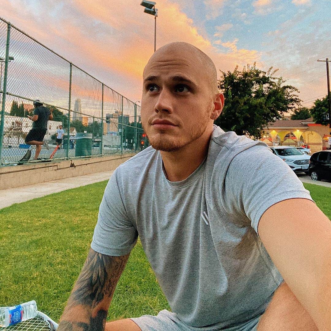 ブランドン・シェイアのインスタグラム：「I suck so bad at tennis 🎾」
