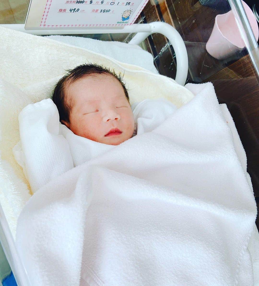 橋口侑佳のインスタグラム：「♪ 8月5日に姪っ子2号 蒼葉(あおば)誕生！  大雨で予定外の病院で出産した妹…よくがんばった🚩  満月は蒼葉が可愛くて仕方ない様子。 どんな姉妹になるかな〜？？🌕🍀  #蒼葉いつ抱っこできるかなー？ #満月はおとうさん似 #蒼葉は妹似」
