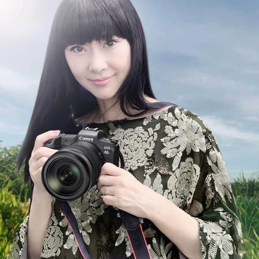 安珠のインスタグラム：「『Canon EOS R5』7/30発売﻿ goto前の穏やかなときに発売前R5で撮影 ﻿ 世界初の8K Movieが撮れるカメラR5 ﻿ 8kのRAWが撮影出来る躍進 ﻿ 初めてキヤノンのミラーレスを使用﻿ ボディ含め、全てにおいて軽やか﻿ 解説YouTuberやりたくなります笑﻿ #Canon #R5 #CanonEOSR5 #EOSR5 #eos #キヤノン #anjuphotographer #安珠写真家　﻿」