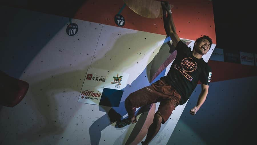 杉本怜のインスタグラム：「【The Boulder Battle】﻿ ﻿ The new coronavirus also had a great impact on the climbing industry, the competition was postponed, and almost all events that the climber could enjoy had to be suppressed.  As a player, it is painful to have no competition, and it is difficult to maintain motivation.﻿ ﻿  I was always thinking about what I could do as a player in my self-restraint life.  And if I couldn't do the same competition as before, I thought it would be a chance to try new things without being bound by the frame, so I planned this competition called the Boulder Battle.﻿ ﻿  In the Boulder Battle, various players participate in the form of voting to achieve a battle that cannot be seen normally.  I tried to incorporate a lot of new elements such as confrontation by one-on-one session.﻿  We hope you enjoy it as a new entertainment in climbing!  Of course, I also want to do my best as a planner and as a player!﻿ ﻿ ﻿ 新型コロナウイルスはクライミング業界においても多大な影響を与え、コンペも軒並み延期、クライマーが楽しめるイベントもほぼ全て自粛しなければならない状況となってしまいました。選手としてもコンペがないのは辛いもので、モチベーションを保つのも難しいです。﻿ ﻿ 僕も自粛生活の中、選手として何が出来るのか日々考えていました。そして今まで通りのコンペが出来ないのなら枠にとらわれず新しい試みをするチャンスだと思い、このボルダーバトルというコンペを企画させてもらいました。﻿ ﻿ ボルダーバトルでは投票という形で様々な選手の参戦により、普段見れない戦いを実現。1対1のセッションによる対決など新しい要素をふんだんに盛り込んでみました。﻿ クライミングにおける新しいエンターテインメントとして皆さんにも楽しんでいただけたら幸いです！もちろん僕も企画者として、そして選手として全力で楽しみたいと思っております！﻿ ﻿ @boulderbattle  #boulder #battle﻿ #ボルダーバトル」