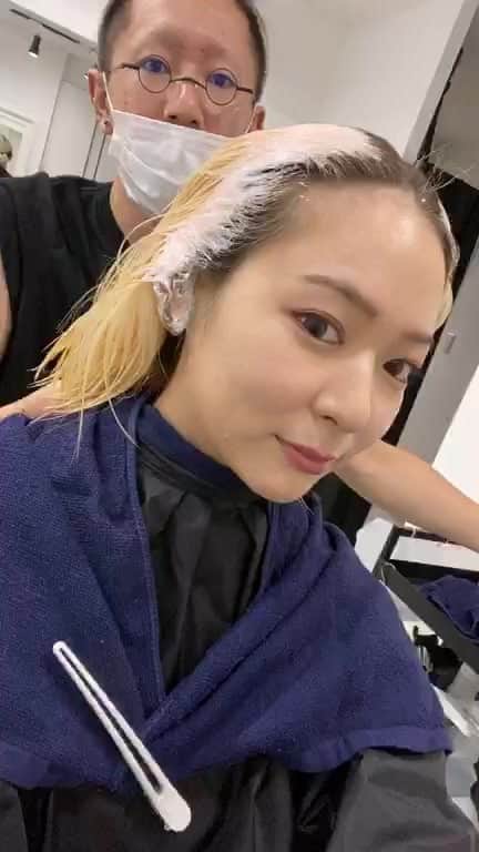 井咲アキのインスタグラム：「やっと念願のピンクヘアにするよん♡ 塗り初めだけとりあえずUPします♪ またあとでライブするよ！ 仕上がりお楽しみに♡ ・ ・ ・ #ライブ配信#ヘアカラー#ヘアカラーチェンジ」