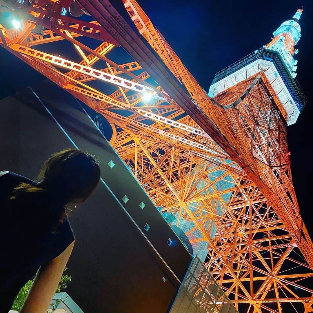 けんろーの嫁すたぐらむのインスタグラム：「. 【 東京タワーを見上げるのんちゃん】 . ご飯食べたあと東京タワーの下を散歩… . #東京タワー #tokyotower #東京タワーが好き #東京タワーはどこから見える #tokyotower🗼 #夜景撮影 #夜景デート #芝公園 #神谷町 #神谷町グルメ #神谷町ディナー #デートにオススメ #ドライブデート #都内ドライブ #嫁 #嫁スタグラム #嫁グラフィー #モデル女子 #フリーランスモデル #大人女子コーデ #美意識向上 #女子力向上 #休日コーデ #高身長女子 #シンプルコーデ #東京散歩 #iphone撮影」