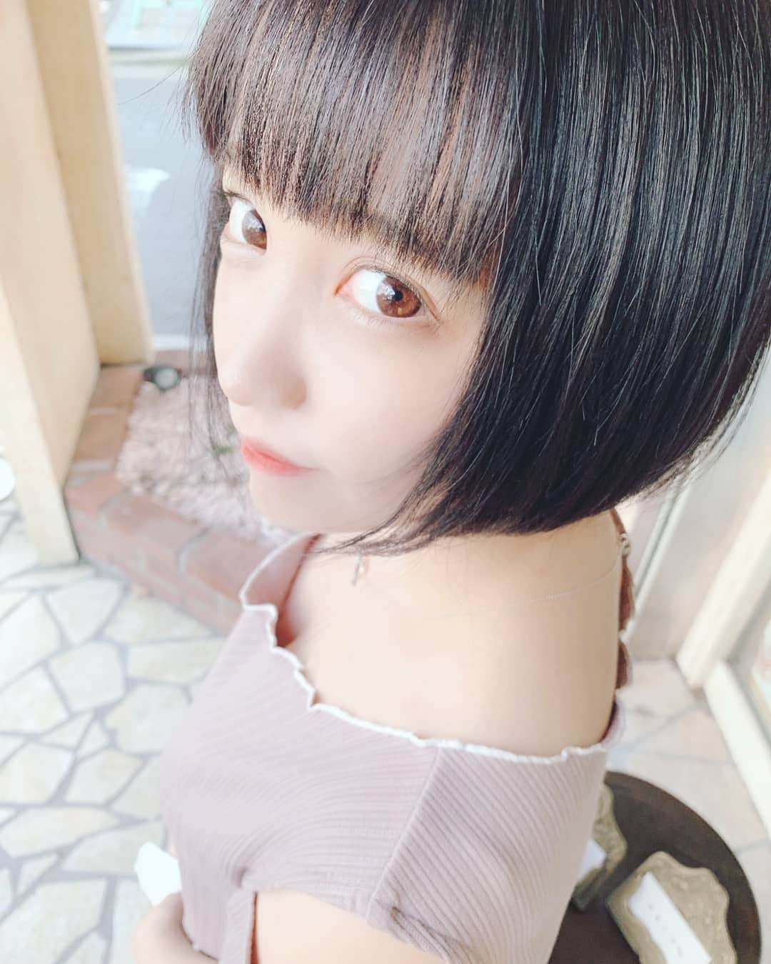 浜口ユウイチのインスタグラム：「グラビアアイドルに転向気味の はのんちゃん @hanon_inws  今回は、ちょい短めにしました。  あなたにピッタリの、ヘアを。 髪質や、髪の状態の悩みもご遠慮なくご相談ください🙆🏻  周りから褒められるシルエット。 美容室に行ったあと、褒められると嬉しいですよね🌟  乾かすのがラク セットが楽 カットのモチが良い  縮毛矯正が、目立ちますが 沢山の、お客様から、嬉しい口コミを頂いています。  ご予約関しては、お気軽にDMでご連絡ください‼  #gite #美髪 #艶髪 #モテ髪 #綱島 #綱島美容室 #横浜 #ヘアカタ #横浜美容室 #ジーテ  #ショート #ボブ #ショートヘア #ショートカット」