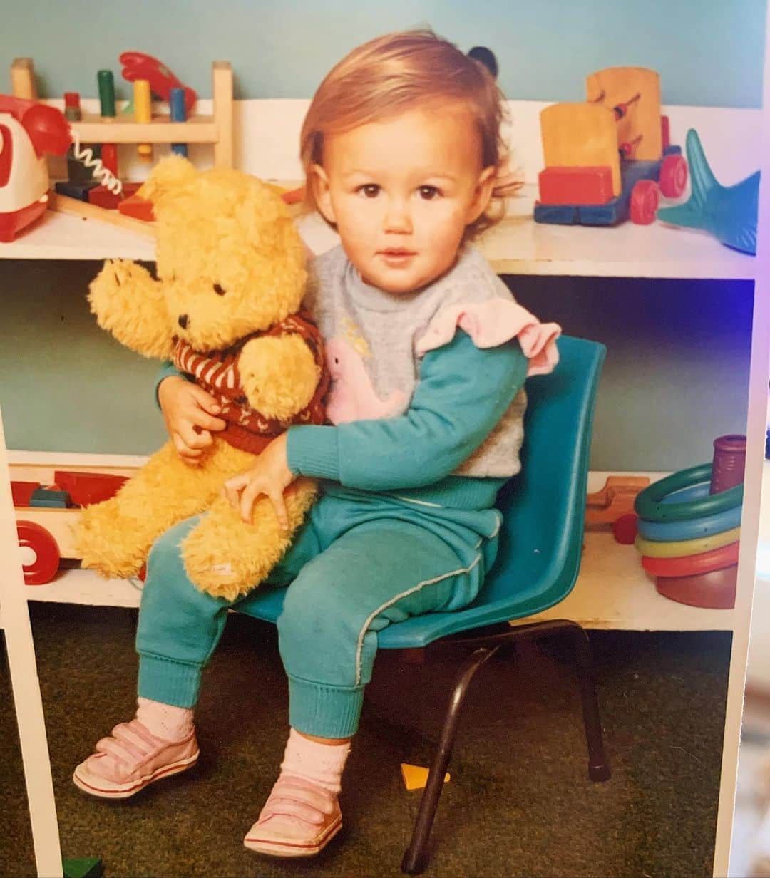 シャーニ・ヴィンソンのインスタグラム：「There’s a bear in there and a chair as well.. 🐻🪑  First ever #schoolphoto 📸 #fbf #playschool #preschool #kindergarten #minime」