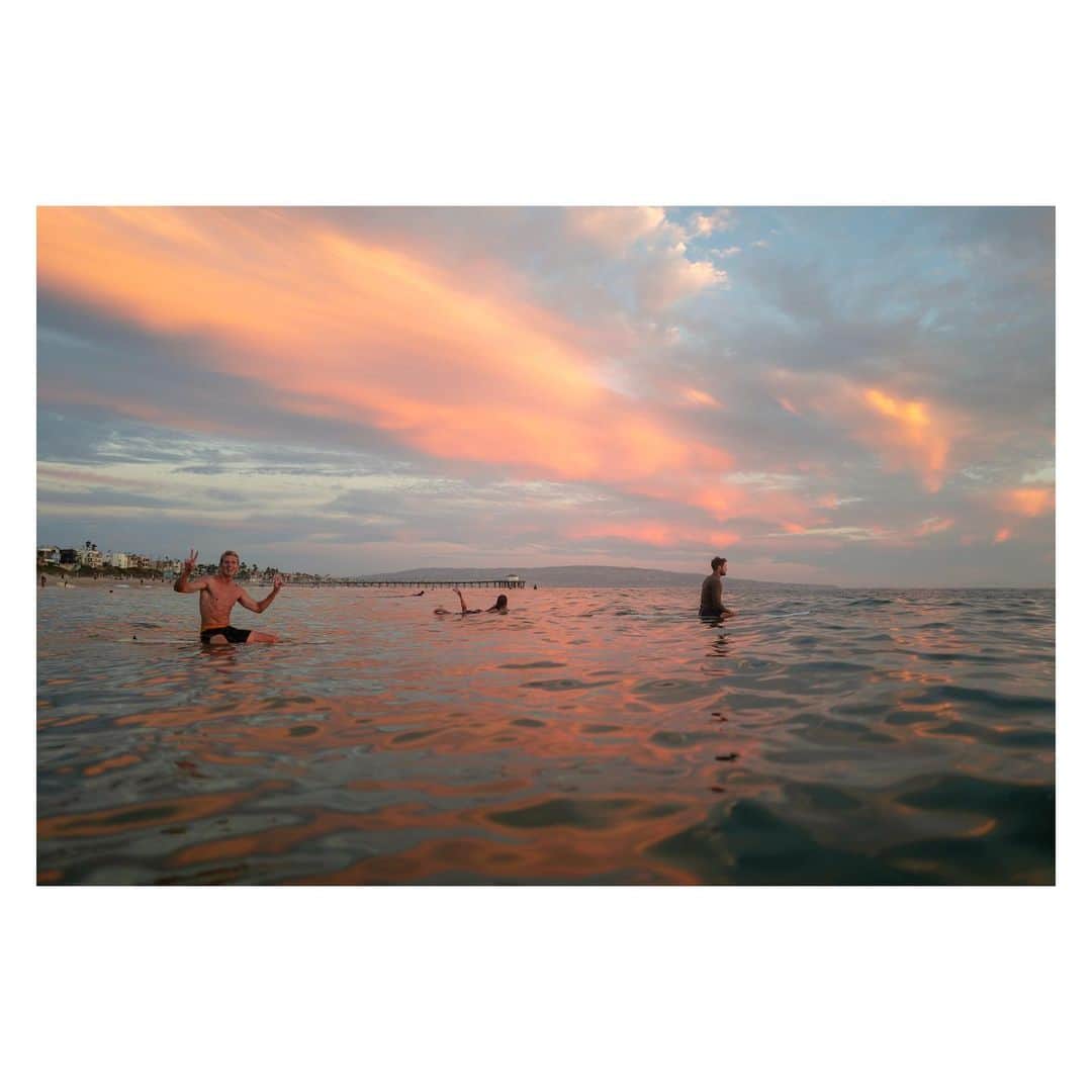Pete Halvorsenのインスタグラム：「What tonight lack in swell, sure made it up with a solid sunset, warm water and good friends.  Swipe 10 📷👉🏻 .  🏄‍♂️ @calebdavidge @dylanefron @jamesshalvoy  . Leica Q2」