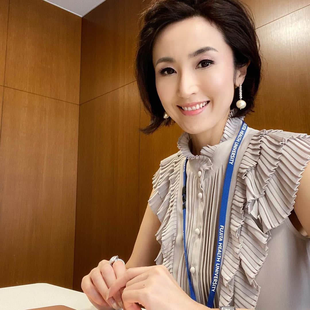 丹野みどりさんのインスタグラム写真 - (丹野みどりInstagram)「連日猛暑酷暑ですね。 いかがお過ごしでしょうか。  お盆ですが 私は連日お仕事です。  藤田医科大学　情報アドバイザー 早いもので半年以上が過ぎ 現在は主に4つのプロジェクトに 取り組んでいます。  千手観音並に同時進行😉  1日目。仕事の合間にマスクを外してパチリ。 2日目。同ポジにしてみました。  とはいえこの日は ほとんどこの席に座っておらず 様々な科の教授にお話を伺っておりました。  3日目。 3日目も、また別のミーティング。  いずれも無から有を生む仕事で 大変やりがいを感じています。  感謝しながら全力で真摯に❗️  法人本部にて連日でしたが  今日は自宅でまだまだ続きをしています。 すっぴん眼鏡ヘアバンドなのでアプリ使用😅  皆様も暑さ、コロナ、その他諸々 お気をつけ下さいね😄  #お盆#仕事#暑い#4つのプロジェクトを同時進行#聖徳太子か千手観音目指す」8月14日 14時28分 - midorimarron
