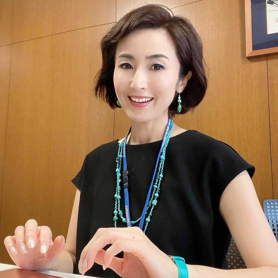丹野みどりさんのインスタグラム写真 - (丹野みどりInstagram)「連日猛暑酷暑ですね。 いかがお過ごしでしょうか。  お盆ですが 私は連日お仕事です。  藤田医科大学　情報アドバイザー 早いもので半年以上が過ぎ 現在は主に4つのプロジェクトに 取り組んでいます。  千手観音並に同時進行😉  1日目。仕事の合間にマスクを外してパチリ。 2日目。同ポジにしてみました。  とはいえこの日は ほとんどこの席に座っておらず 様々な科の教授にお話を伺っておりました。  3日目。 3日目も、また別のミーティング。  いずれも無から有を生む仕事で 大変やりがいを感じています。  感謝しながら全力で真摯に❗️  法人本部にて連日でしたが  今日は自宅でまだまだ続きをしています。 すっぴん眼鏡ヘアバンドなのでアプリ使用😅  皆様も暑さ、コロナ、その他諸々 お気をつけ下さいね😄  #お盆#仕事#暑い#4つのプロジェクトを同時進行#聖徳太子か千手観音目指す」8月14日 14時28分 - midorimarron