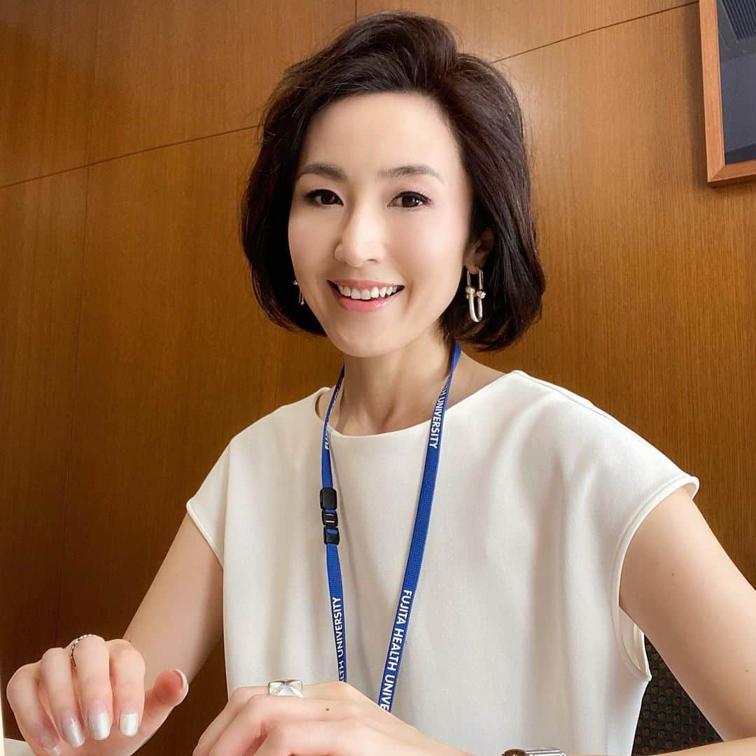 丹野みどりさんのインスタグラム写真 - (丹野みどりInstagram)「連日猛暑酷暑ですね。 いかがお過ごしでしょうか。  お盆ですが 私は連日お仕事です。  藤田医科大学　情報アドバイザー 早いもので半年以上が過ぎ 現在は主に4つのプロジェクトに 取り組んでいます。  千手観音並に同時進行😉  1日目。仕事の合間にマスクを外してパチリ。 2日目。同ポジにしてみました。  とはいえこの日は ほとんどこの席に座っておらず 様々な科の教授にお話を伺っておりました。  3日目。 3日目も、また別のミーティング。  いずれも無から有を生む仕事で 大変やりがいを感じています。  感謝しながら全力で真摯に❗️  法人本部にて連日でしたが  今日は自宅でまだまだ続きをしています。 すっぴん眼鏡ヘアバンドなのでアプリ使用😅  皆様も暑さ、コロナ、その他諸々 お気をつけ下さいね😄  #お盆#仕事#暑い#4つのプロジェクトを同時進行#聖徳太子か千手観音目指す」8月14日 14時28分 - midorimarron