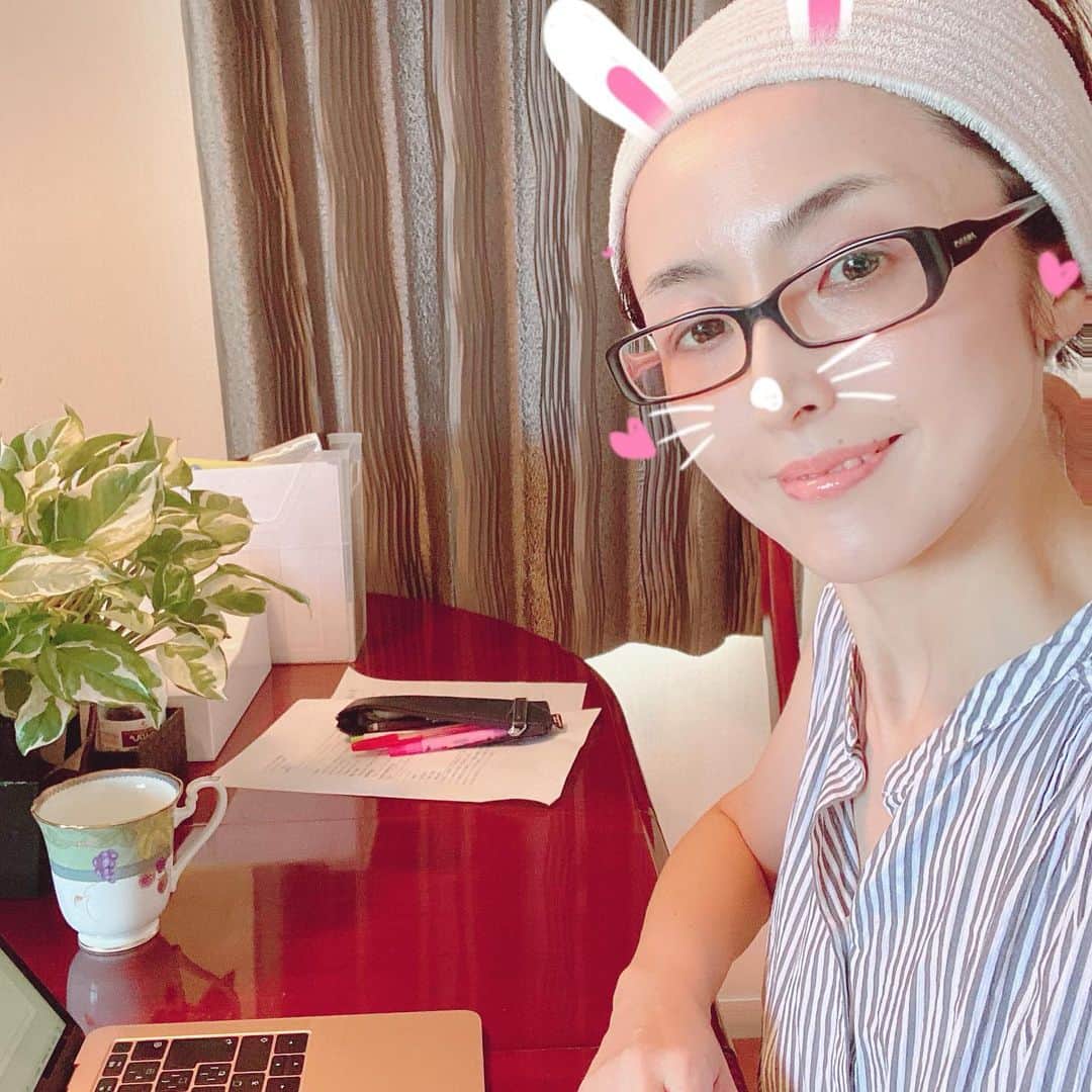 丹野みどりさんのインスタグラム写真 - (丹野みどりInstagram)「連日猛暑酷暑ですね。 いかがお過ごしでしょうか。  お盆ですが 私は連日お仕事です。  藤田医科大学　情報アドバイザー 早いもので半年以上が過ぎ 現在は主に4つのプロジェクトに 取り組んでいます。  千手観音並に同時進行😉  1日目。仕事の合間にマスクを外してパチリ。 2日目。同ポジにしてみました。  とはいえこの日は ほとんどこの席に座っておらず 様々な科の教授にお話を伺っておりました。  3日目。 3日目も、また別のミーティング。  いずれも無から有を生む仕事で 大変やりがいを感じています。  感謝しながら全力で真摯に❗️  法人本部にて連日でしたが  今日は自宅でまだまだ続きをしています。 すっぴん眼鏡ヘアバンドなのでアプリ使用😅  皆様も暑さ、コロナ、その他諸々 お気をつけ下さいね😄  #お盆#仕事#暑い#4つのプロジェクトを同時進行#聖徳太子か千手観音目指す」8月14日 14時28分 - midorimarron