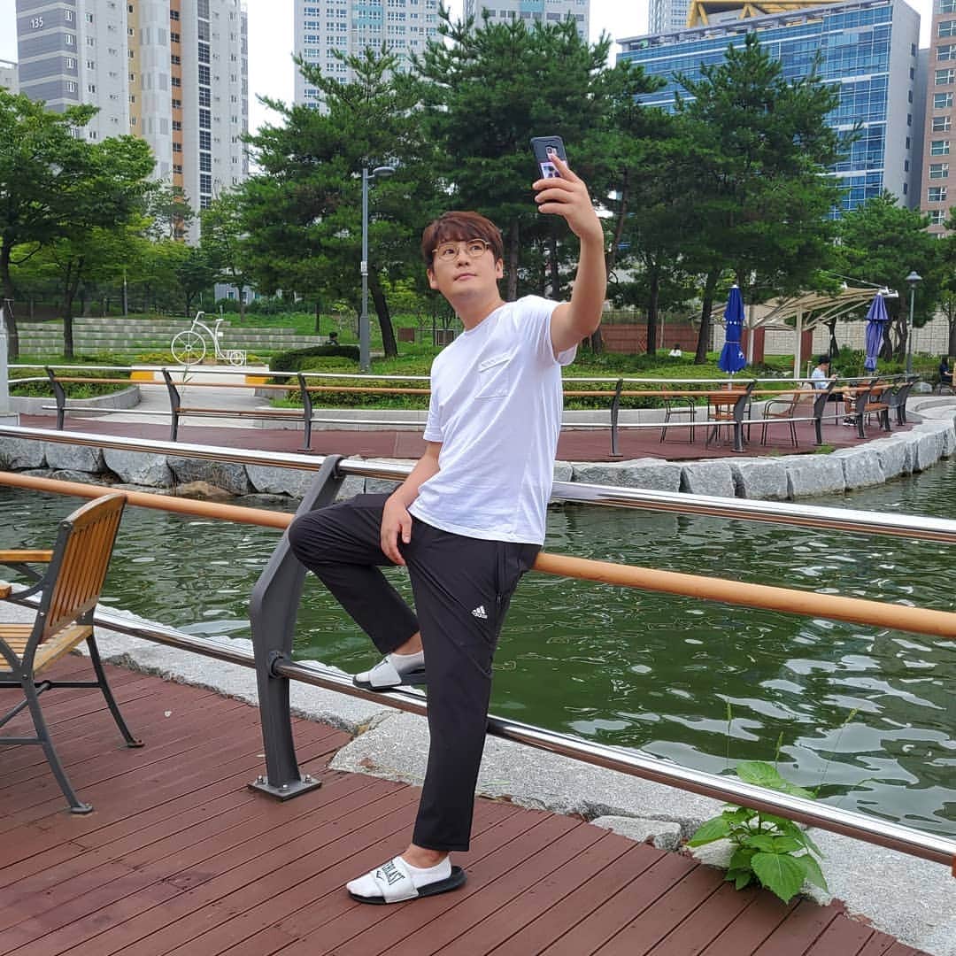キム・ガンヒョンのインスタグラム：「매니져한테 도촬당했네...요놈들 한번 웃어주마..^^ #배우김강현」