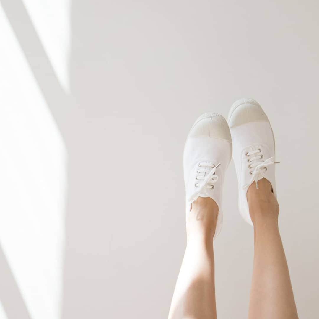 ベンシモンのインスタグラム：「Notre petite tennis intemporelle 🤍 Elle traverse les générations avec élégance, et pourtant, elle est depuis ses premiers pas moderne dans sa conception : rien n'a changé, responsable, notre petite tennis en coton et caoutchouc est toujours confectionnée artisanalement en Europe et teinte à la main en France ✍ ​Vous le saviez ? ☺️ 🇬🇧 Our timeless little tennis shoe 🤍 It crosses generations with elegance, and yet it has always been modern in its design: nothing has changed, responsible, our little cotton and rubber tennis shoe is still handcrafted and hand-dyed in France ✍ ​📸 @rennes._ ​#bensimon #tennisbensimon #bensimontennis #tennis #tennishoe  ​」