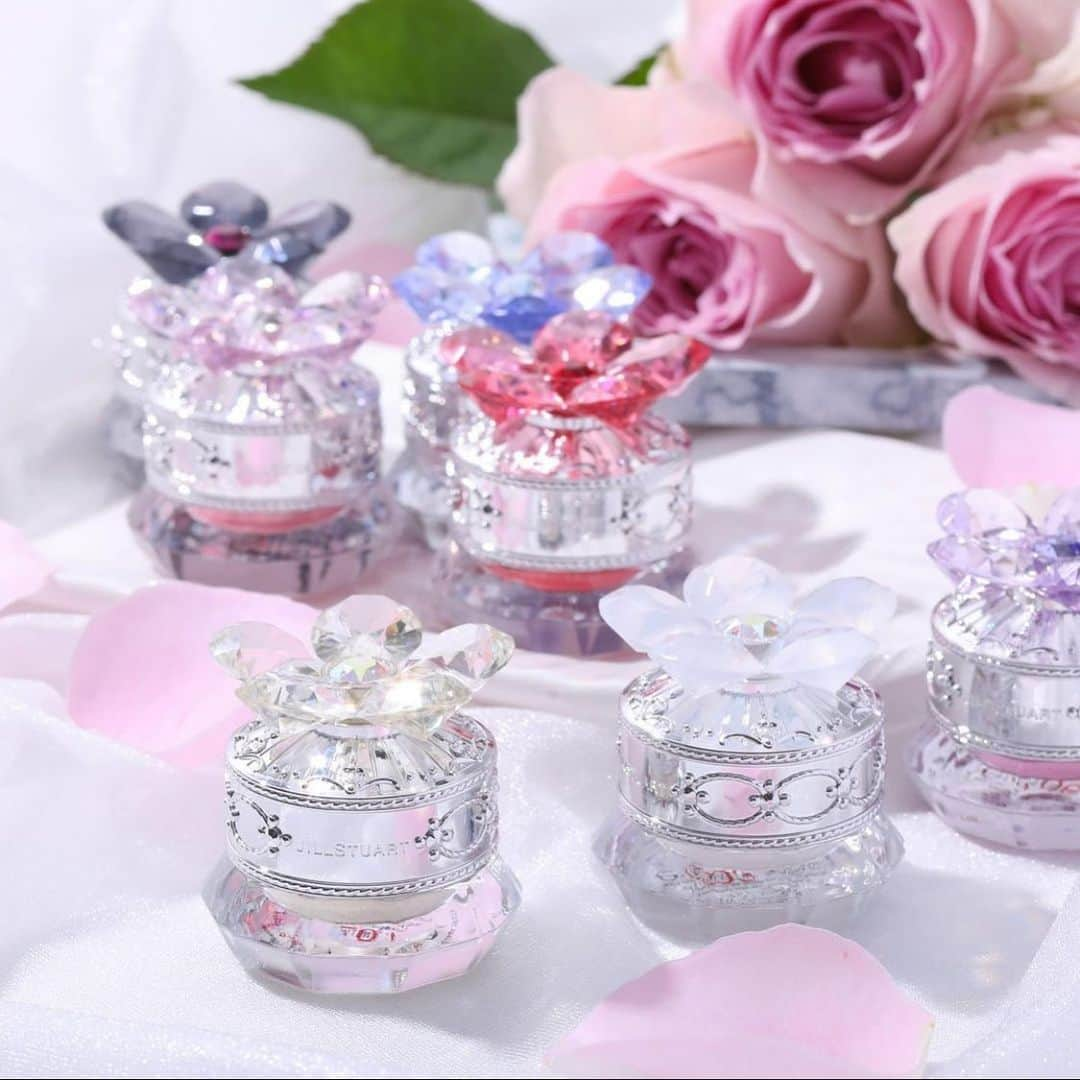 Jill Stuart Cosmetics Japanのインスタグラム：「Jill stuart Jelly Eye Color (limited edition) . IDR 498.000 .  01 Beloved Charm In stores September 6, 2019 Dear and beloved bright pink Beloved Charm fragrance (New item)  02 Moonlight Magic In stores September 27, 2019 Magical violet with a hint of gorgeous warmth Moonlight Magic fragrance  03 Snow In stores October 25, 2019 Innocent white, elegant and pure. Crystal Bloom Snow fragrance ☆04 New Year’s Eve In stores November 22, 2019 Sparkling black full of tenderness New Year’s Eve fragrance (original) . Product features: ･Eye color that’s like fresh, springy jelly. New colors evoke a summer’s day after the rain has ended and the sun breaks through the clouds. ･Brings you a highly translucent sparkle and clear, popping color. ･Provides perfect, close coverage on your eyelids, giving a long lasting just-applied beauty and feeling of moisture. ･Pure crystal powder formulation. ･Fragrance of crystal floral bouquet.  Directions for use: ･Take an appropriate amount on your finger tip and spread across your eyelid. * Close the cap tightly after use . Beauty essences: ･Wild rose extract (moisturizer) ･Almond oil (emollient) .  #jualjillstuart#jualjillstuartmakeup#jualkuasmakeup#tokobatam#batamtoko#muabatam#batamolshop#olshopbatam#batam#tokokosmetik#jualbrush#jualsigma#jualan#jualanku#jualsephora#jualchanel#jualladuree#jualkosmetikbatam#jualeyeliner#jualmascara#juallipstick#jualmurah#jualankaka#makeupartistbatam#jualmakeup#jualkosmetikori#jualetude#jualladureekosmetik#jualkosmetikjepang#jillstuart」