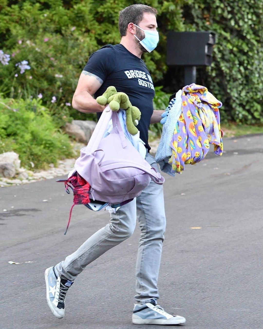 Just Jaredさんのインスタグラム写真 - (Just JaredInstagram)「Ben Affleck and Ana de Armas were spotted dropping off his kids at their mom Jennifer Garner’s house on Thursday afternoon. Lots more pics now on our site! #BenAffleck #AnaDeArmas Photos: Backgrid」8月14日 14時59分 - justjared