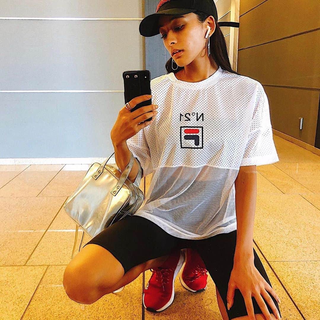 のインスタグラム：「#N21XFILA  #木佐貫まや さん♡ #thankyou  @iza_official  SHOPIZA.com  #repost @maaayaofficial ・・・ Bit of Red🍿🍿🍿  Cap @dsquared2  T-shirt @fila_japan_official × @numeroventuno  Pants @hm  Bag @_edt_official  Shoes @balancestyle @balr_jpn   #izastagram」