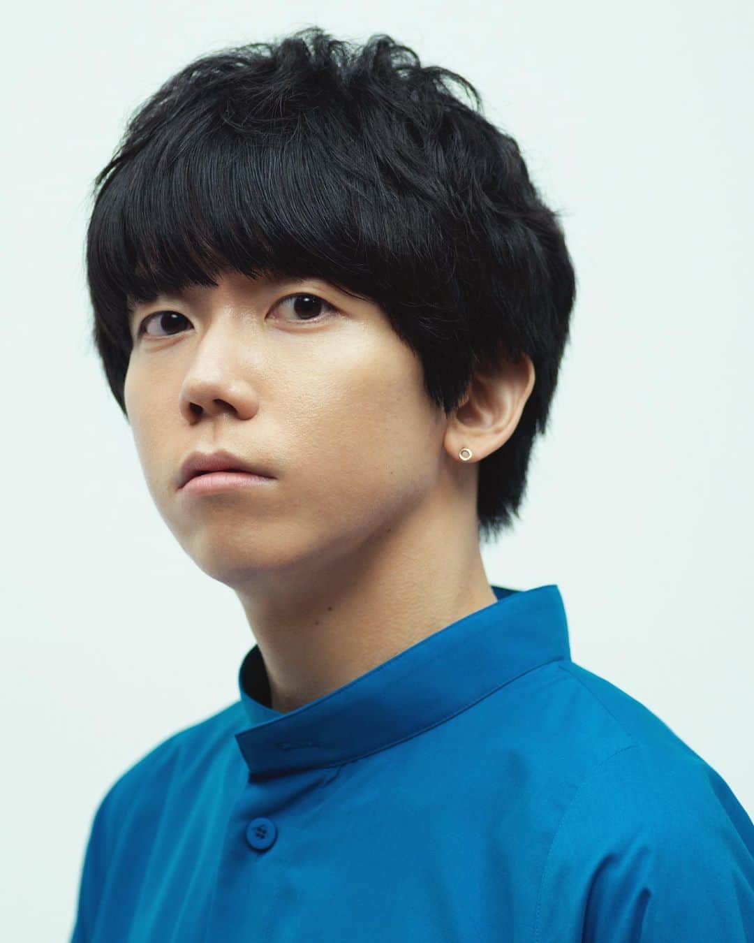 長山一樹のインスタグラム：「映像と写真の監督兼撮影を担当させていただいてるYouTubeチャンネル「THE FIRST TAKE」より。 sumika 「ファンファーレ」 @sumika_inc #ファンファーレ  Creative Director / Art Director: @smzksk  Art Director: @kana_takara  Copywriter: Hiroshi Yamazaki  Director of Photography: @kazuki_nagayama  Lighting Director: @kazuhidetoya  Producer: Kentaro Kinoshita #photography #cinematography #director #portrait #thefirsttake #hasselblad #h6d #kazukinagayama #長山一樹」