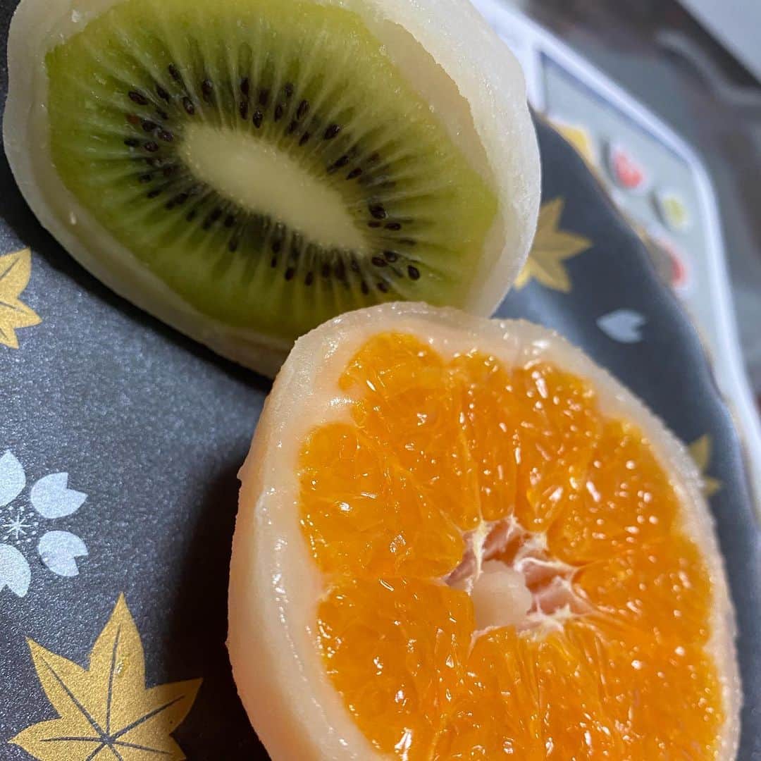 カバのインスタグラム：「‪本日のでぶ活。‬  ‪今日も暑いですね！‬ ‪涼をどうぞ！‬ ‪あぁ、痩せたい！‬ . . #本日のでぶ活 #でぶ活 #涼をどうぞ #フルーツ大福 #弁才天 #旨すぎる #あぁ、痩せたい」