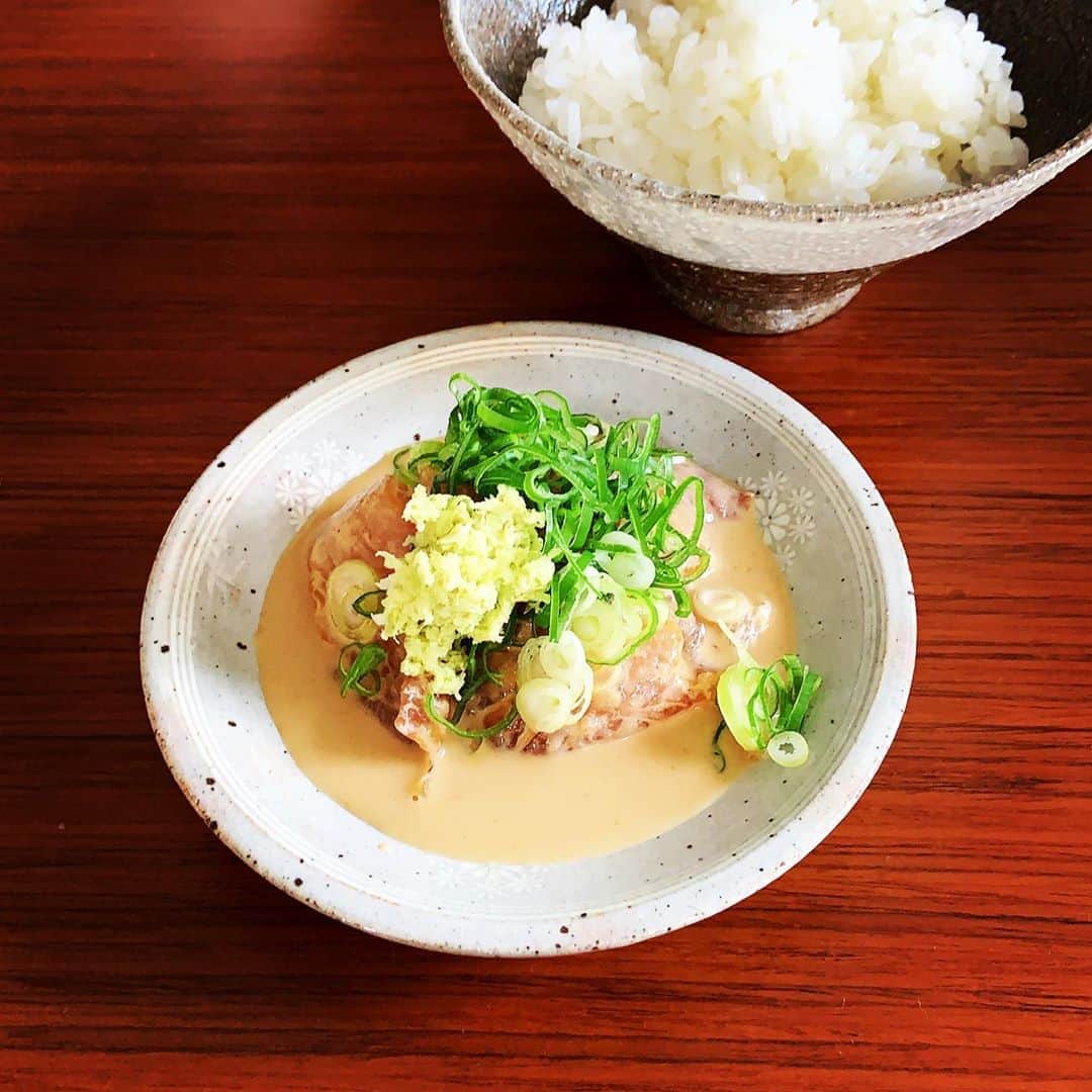 志摩有子さんのインスタグラム写真 - (志摩有子Instagram)「撮影2日目のまかないランチ。今日は和食ビュッフェ。野菜たっぷり。〆は鯛茶漬け。 腹ぱんで動けない。午後の部いけるのか。  #まかない #まかないランチ #鯛茶漬け」8月14日 14時56分 - ariko418