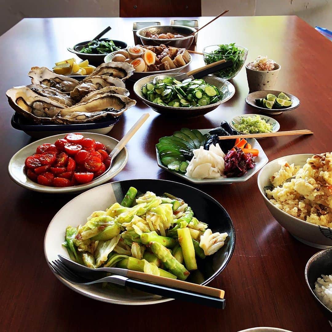 志摩有子さんのインスタグラム写真 - (志摩有子Instagram)「撮影2日目のまかないランチ。今日は和食ビュッフェ。野菜たっぷり。〆は鯛茶漬け。 腹ぱんで動けない。午後の部いけるのか。  #まかない #まかないランチ #鯛茶漬け」8月14日 14時56分 - ariko418