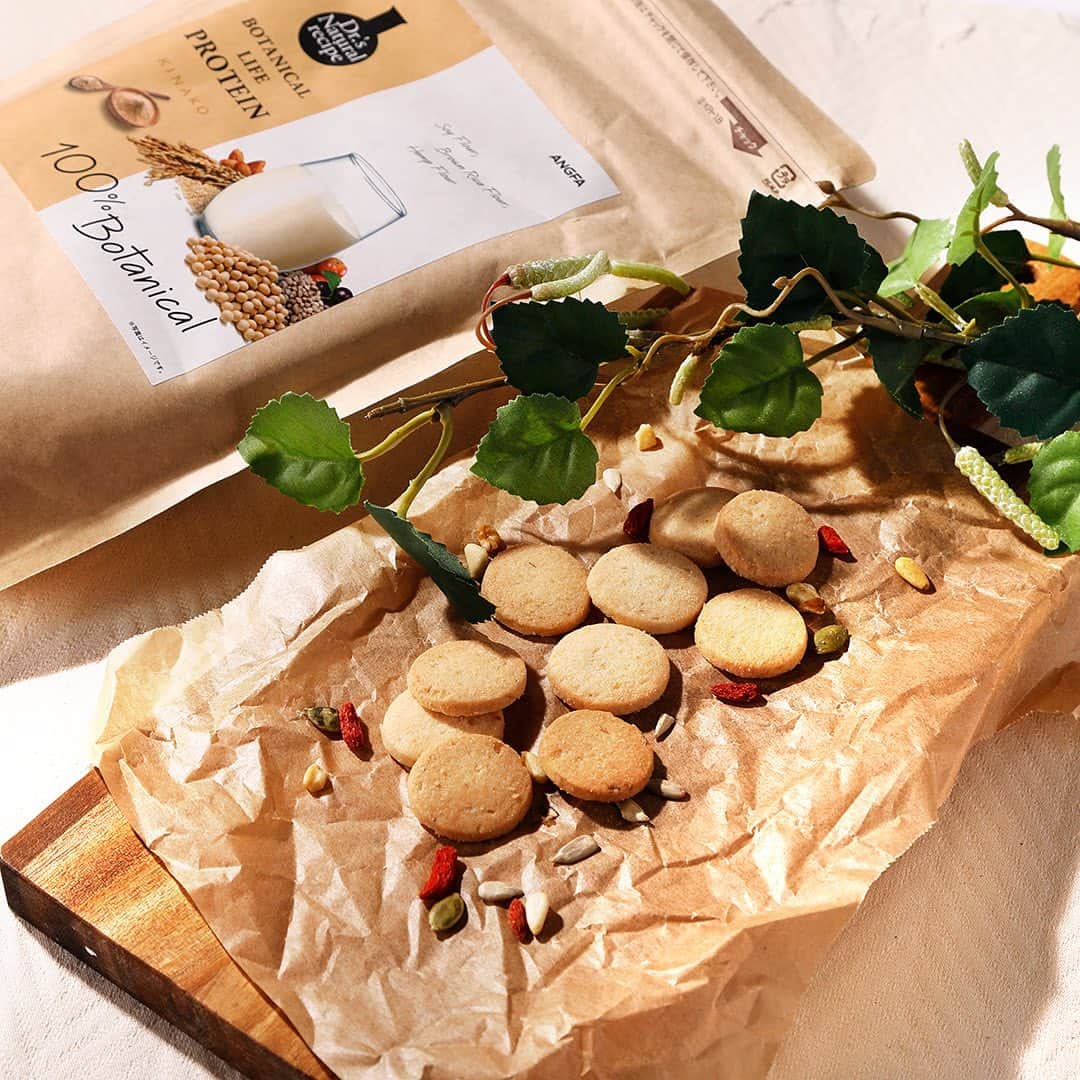 ドクターズナチュラルレシピのインスタグラム：「画像をタップすると商品が購入できます☝🍃⁣ ーーーーーーーーーーーー⁣ ＊不足しがちなタンパク質を手軽に美味しく🥛⁣ 【 #ボタニカルライフプロテイン きな粉味 】⁣ ⁣ 『女性の美しさを作るソイプロテイン』⁣ ⁣ ＜材料＞⁣ Aボタニカルライフプロテインきな粉味…50ｇ⁣ A薄力粉…40g⁣ A甜菜糖…30g⁣ Bココナッツオイル…30mL　⁣ B無調整豆乳…50mL⁣  ⁣ ＜作り方＞⁣ ①大きめのボールにAを投入し、ダマのないよう混ぜます。⁣ ②①にBを入れて、粉気がなくなるまでヘラでさっくりと混ぜます。⁣ ③②が良く混ざったらボールから取り出し、手で捏ねてひとつにまとめます。⁣ ④まとめた生地をめん棒で少し厚めに伸ばしてお好みの型で抜きます。	⁣ ⑤クッキー生地を天板に25個並べ、あらかじめ予熱した160度のオーブンで20分焼いて完成✨⁣ ⁣ 植物性の材料だけを使った「 #プロテインクッキー 」は⁣ 効率的にタンパク質がとれるヘルシーなおやつ♪⁣ ⁣ #甜菜糖 をつかっているので身体にもやさしく、⁣ ダイエット中のおやつにもオススメですよ◎⁣ ⁣ 詳細はプロフィールのURLをご覧ください✨⁣ ☞@dr.s_natural_recipe⁣ ⁣ ⁣ #ドクターズナチュラルレシピ #drsnaturalrecipe ⁣ #アンファー #angfa ⁣ #ボタニカルライフプロテイン #protein #プロテイン #ボタニカル #きなこ #ダイエット #クッキー⁣ #プロテインクッキー #フィットネス #美ボディ #丁寧な暮らし #健康 #ヘルシーおやつ #ヘルシー #カフェタイム #おうちカフェ #リラックス #おうち時間を楽しむ #植物性 #ソイプロテイン #おうち時間 #beauty #soyprotein⁣ #cookie #🍪」