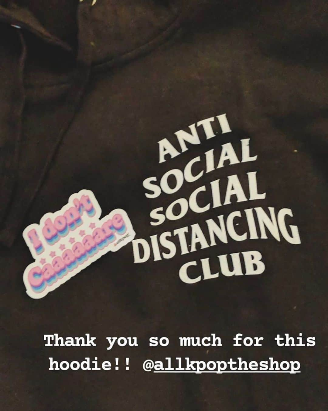 allkpopTHESHOPさんのインスタグラム写真 - (allkpopTHESHOPInstagram)「Anti Social Social Distancing 😂 📸: @lindychii」8月14日 6時04分 - allkpoptheshop