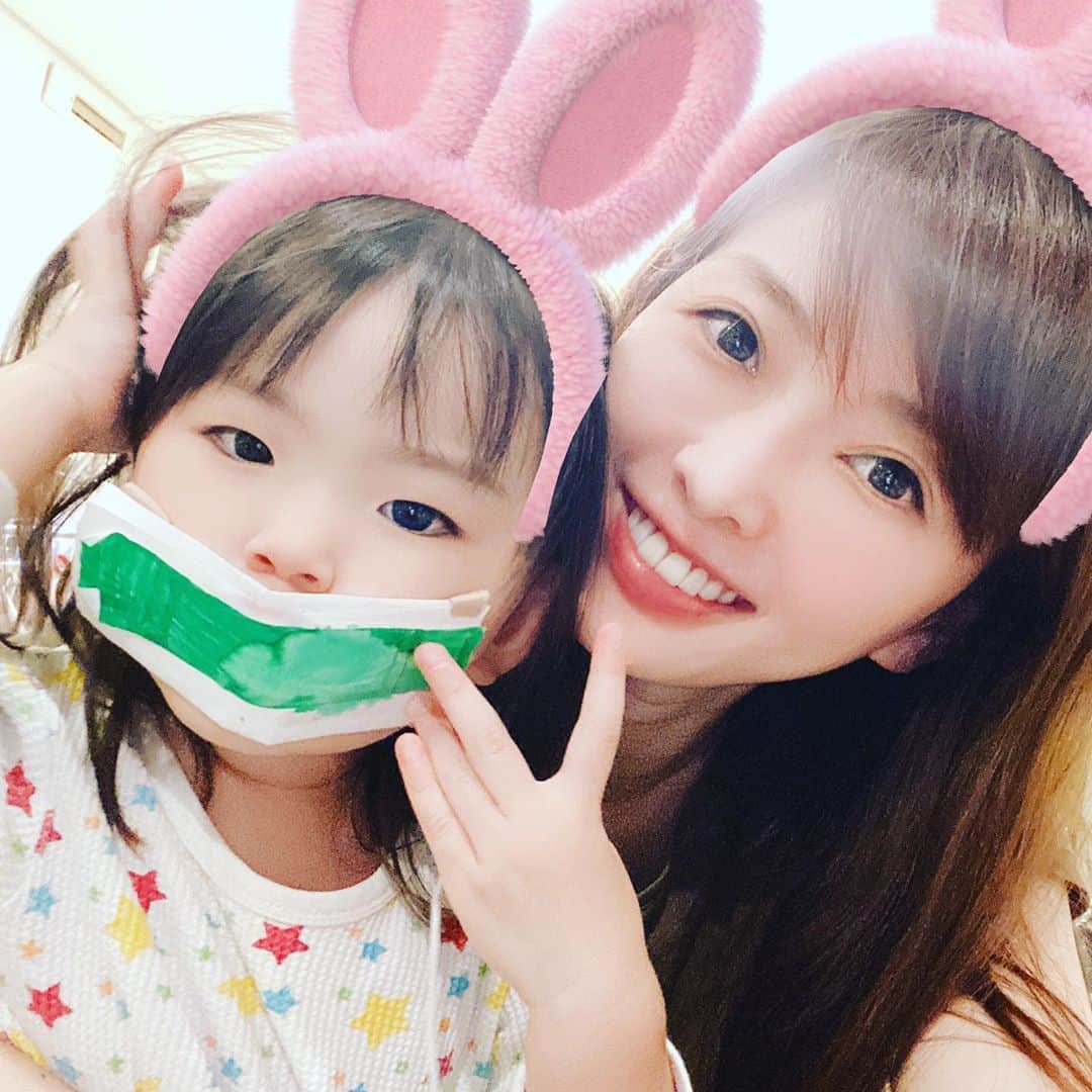 高村凛のインスタグラム：「英玲奈とも、鬼滅の刃ごっこ🐥🐥🐥  兄妹みんなハマっている 鬼滅の刃です〜👘  みんな紅蓮花は完璧に歌えます🙆‍♀️  紅蓮花と千本桜は、アレクサで朝の目覚ましになっています😂😂😂  #鬼滅の刃ごっこ #鬼滅の刃 #５人兄妹 #末っ子 #2歳 #アレクサ #alexa」