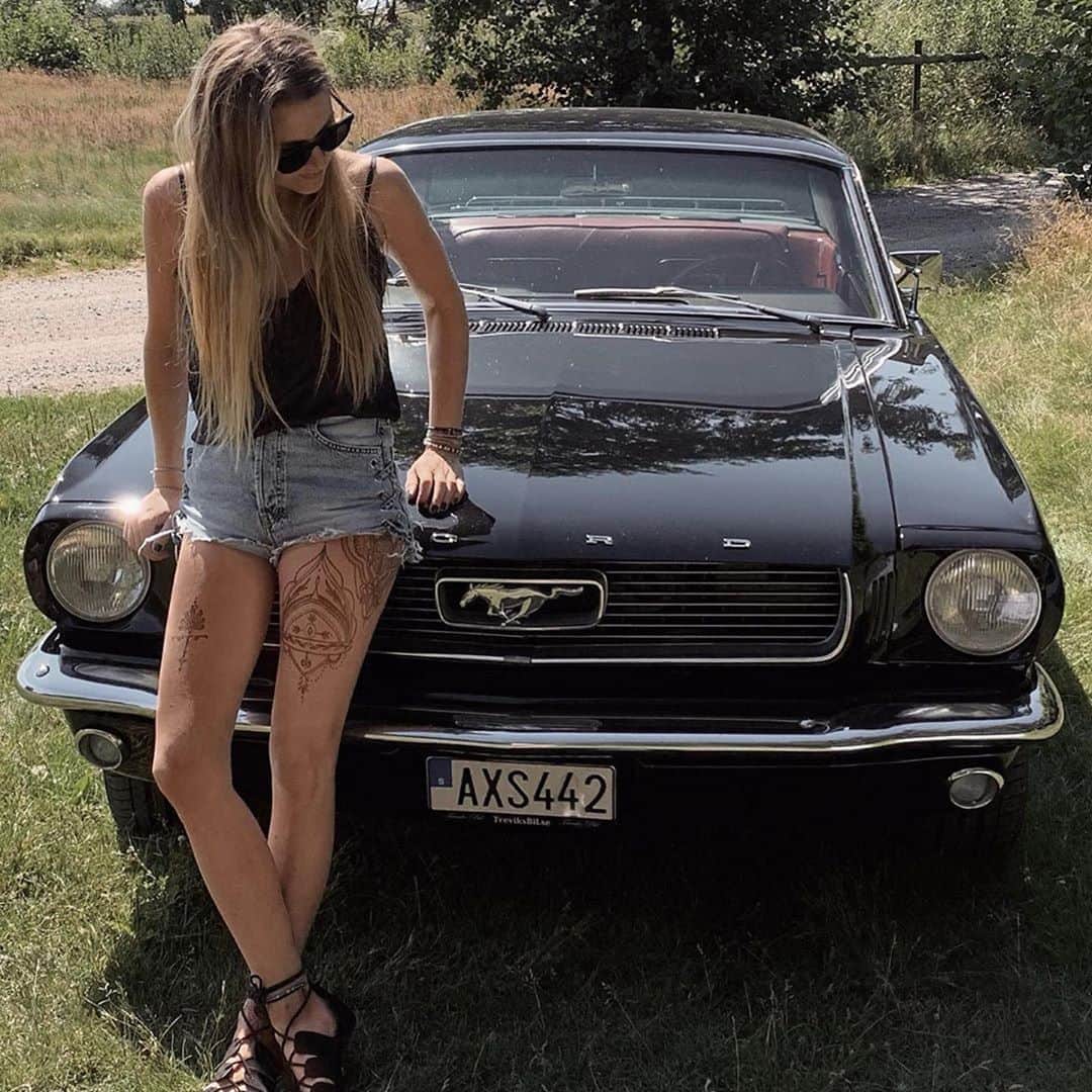 epidemic_motorsさんのインスタグラム写真 - (epidemic_motorsInstagram)「You’re really something special my little black pony🖤 @idaliol  They made some stunning cars back then, love the shapes and designs on cars around the 60s🙌🏻 #epidemicmotors #epidemic_motors」8月14日 6時10分 - epidemic_motors