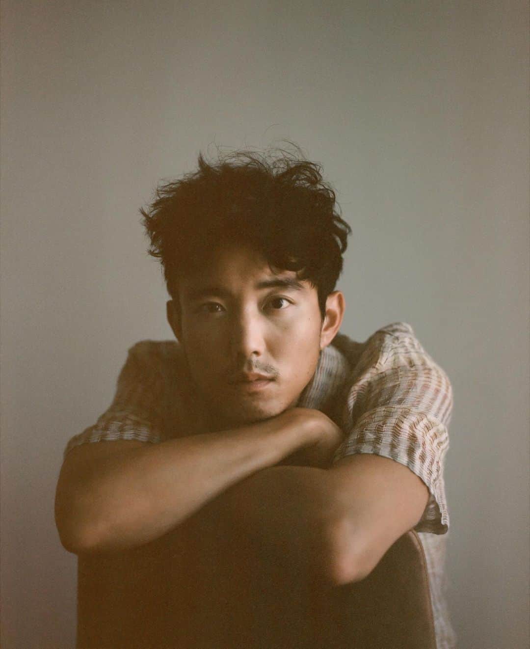 GQさんのインスタグラム写真 - (GQInstagram)「"Acting was one of the first times in my life where I really experienced true failure in its rawest, most visceral form. I wanted it with every iota in my body.” At the link in bio, @Justinmin talks #UmbrellaAcademy, Tumblr, and the inspiring effect of an Asian superhero. Photographs by @Junebugkim.」8月14日 6時23分 - gq