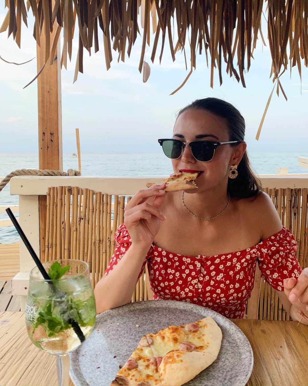 フェデリカ・テスタさんのインスタグラム写真 - (フェデリカ・テスタInstagram)「Pizza, cocktail e il rumore del mare... Couldn’t ask for more❤️ @arochadomar」8月14日 6時18分 - _fedetesta_