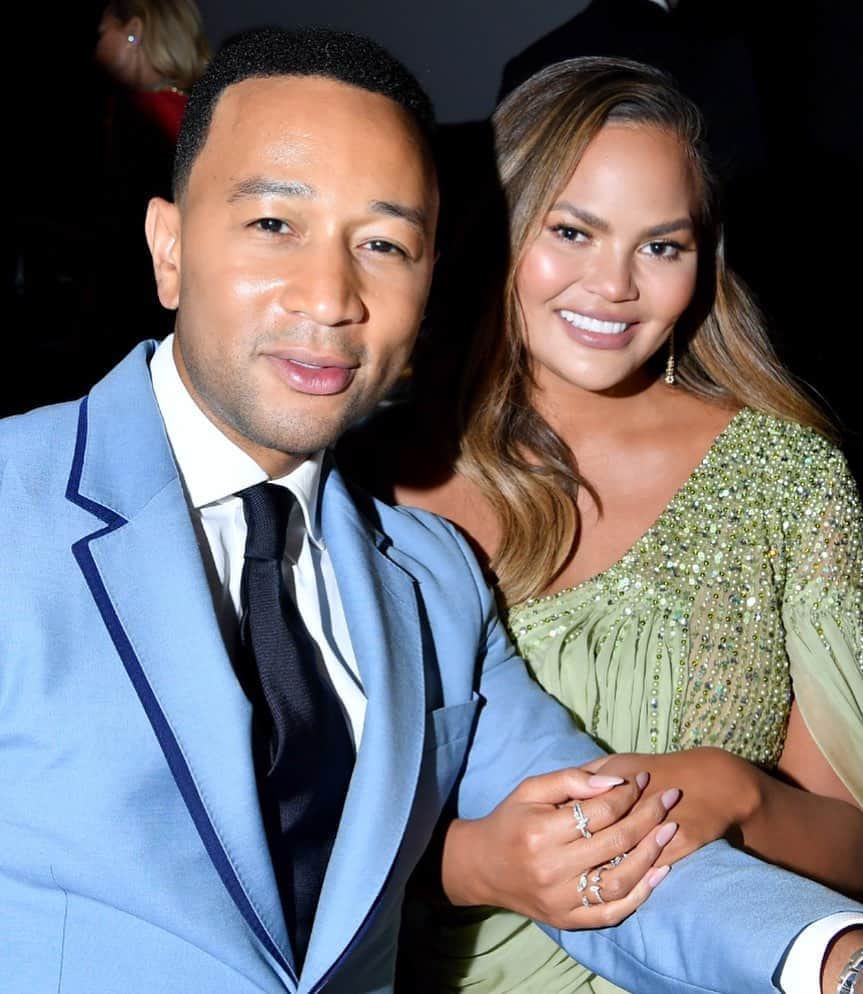 Just Jaredさんのインスタグラム写真 - (Just JaredInstagram)「Chrissy Teigen and @johnlegend just hinted that they’re expecting their third child! Tap this pic in the LINK IN BIO for the big clue.  #JohnLegend #ChrissyTeigen Photo: Getty」8月14日 6時20分 - justjared