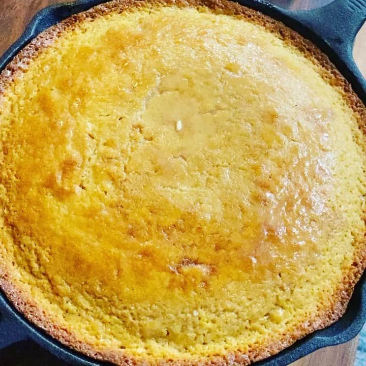 ケリスのインスタグラム：「Loved ones ! Are you ready for this Friday’s Cook out GOLD MINE BOX ???? You asked for it and you shall receive!  This weeks box has my famous candied ginger corn bread mix in it just for you !!!!!!   -mango and carmalized onion chutney amazing for all your sandwiches and cheese boards!   -tangy honey mustard   -herb garlic seasoning   -spicy brown sugar rub   -dehydrated jalapeño 10 hour house smoked salt  Turn your notifications on so you don’t miss out !!! Link in bio . This box is dope ! Don’t miss it」