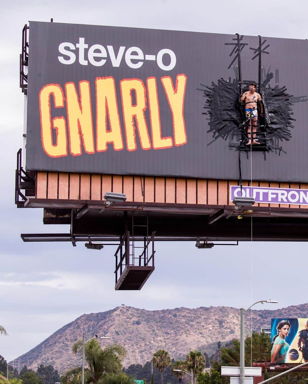 Just Jaredさんのインスタグラム写真 - (Just JaredInstagram)「“Jackass” star @steveo duct taped himself to a billboard today in promotion of his new comedy special “Gnarly.” #SteveO Photos: Getty」8月14日 6時28分 - justjared